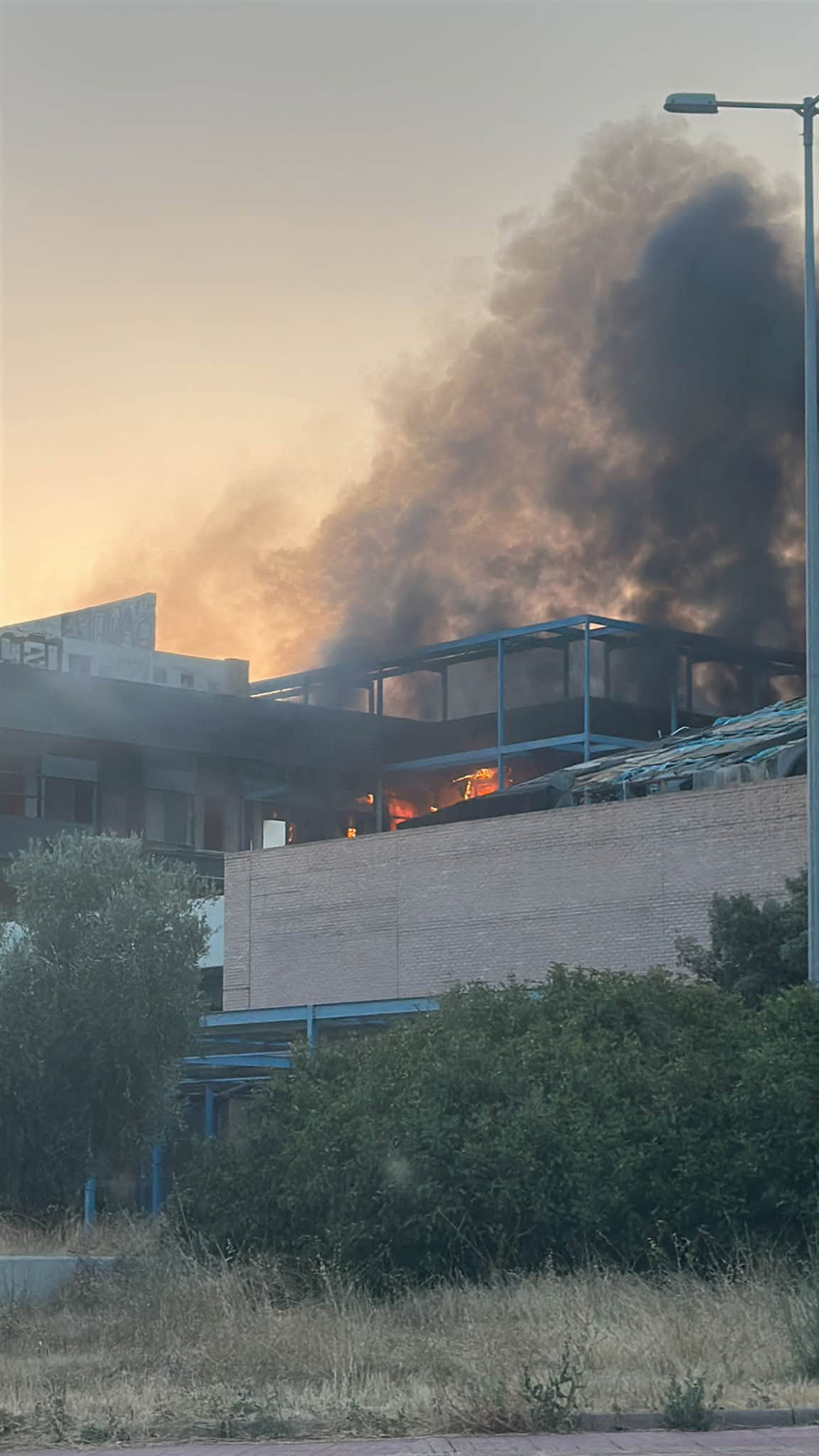Φωτιά σε εγκαταλειμμένο κτίριο στο Ολυμπιακό Χωριό
