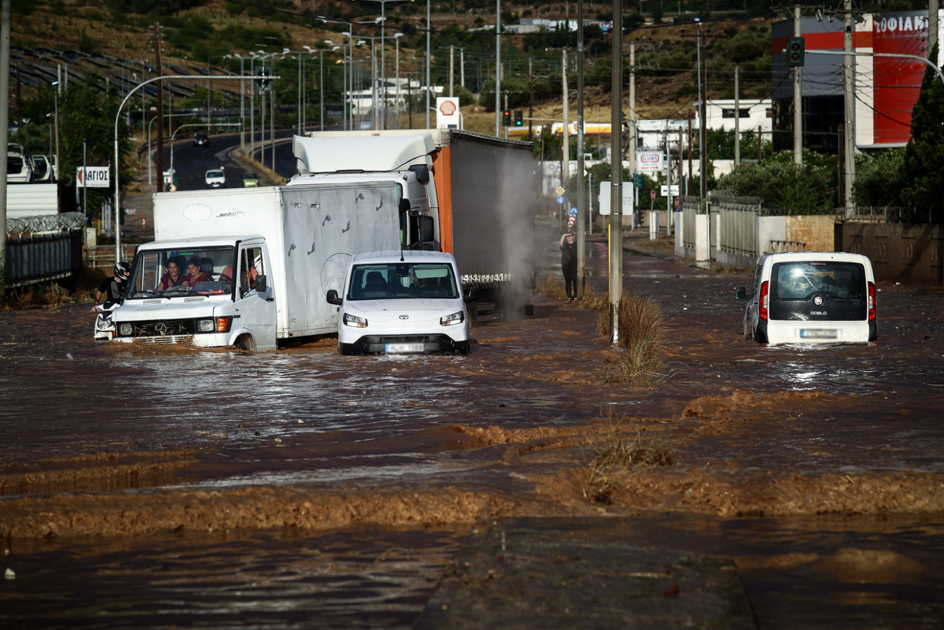 Άνω Λιόσια: Πλημμύρισε η λεωφόρος ΝΑΤΟ