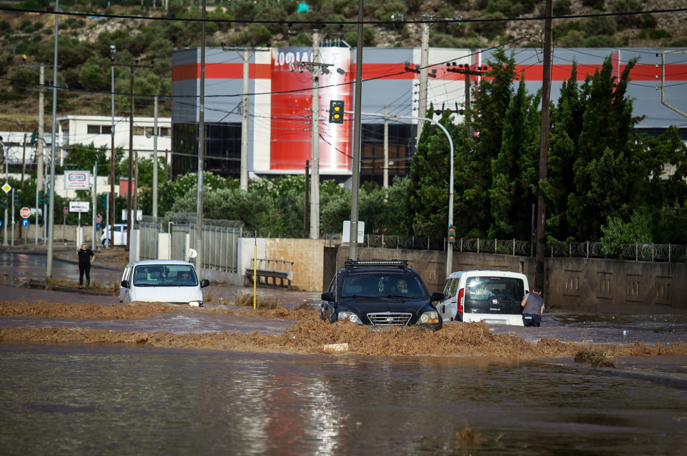 Άνω Λιόσια: Πλημμύρισε η λεωφόρος ΝΑΤΟ