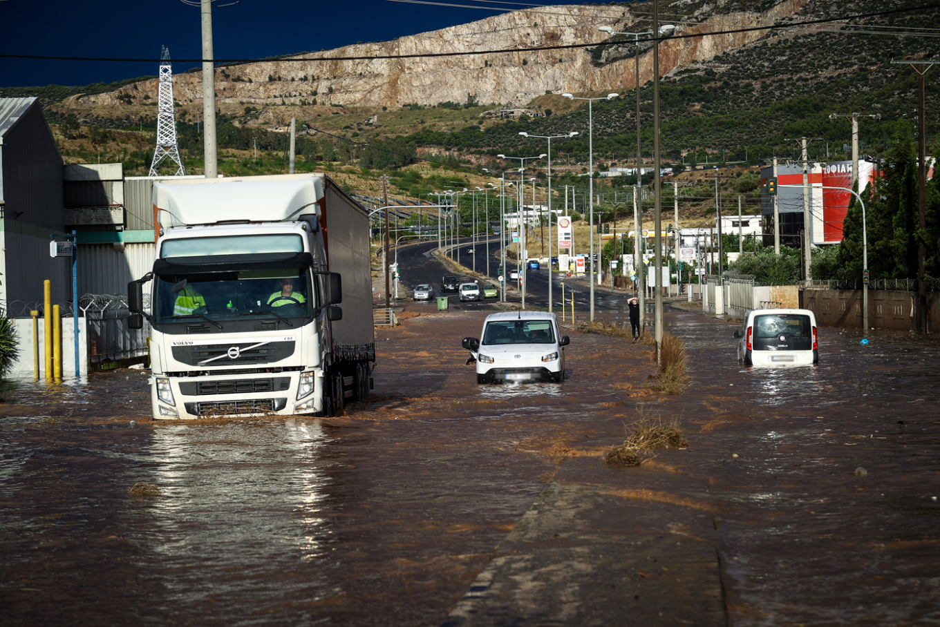 Άνω Λιόσια: Πλημμύρισε η λεωφόρος ΝΑΤΟ
