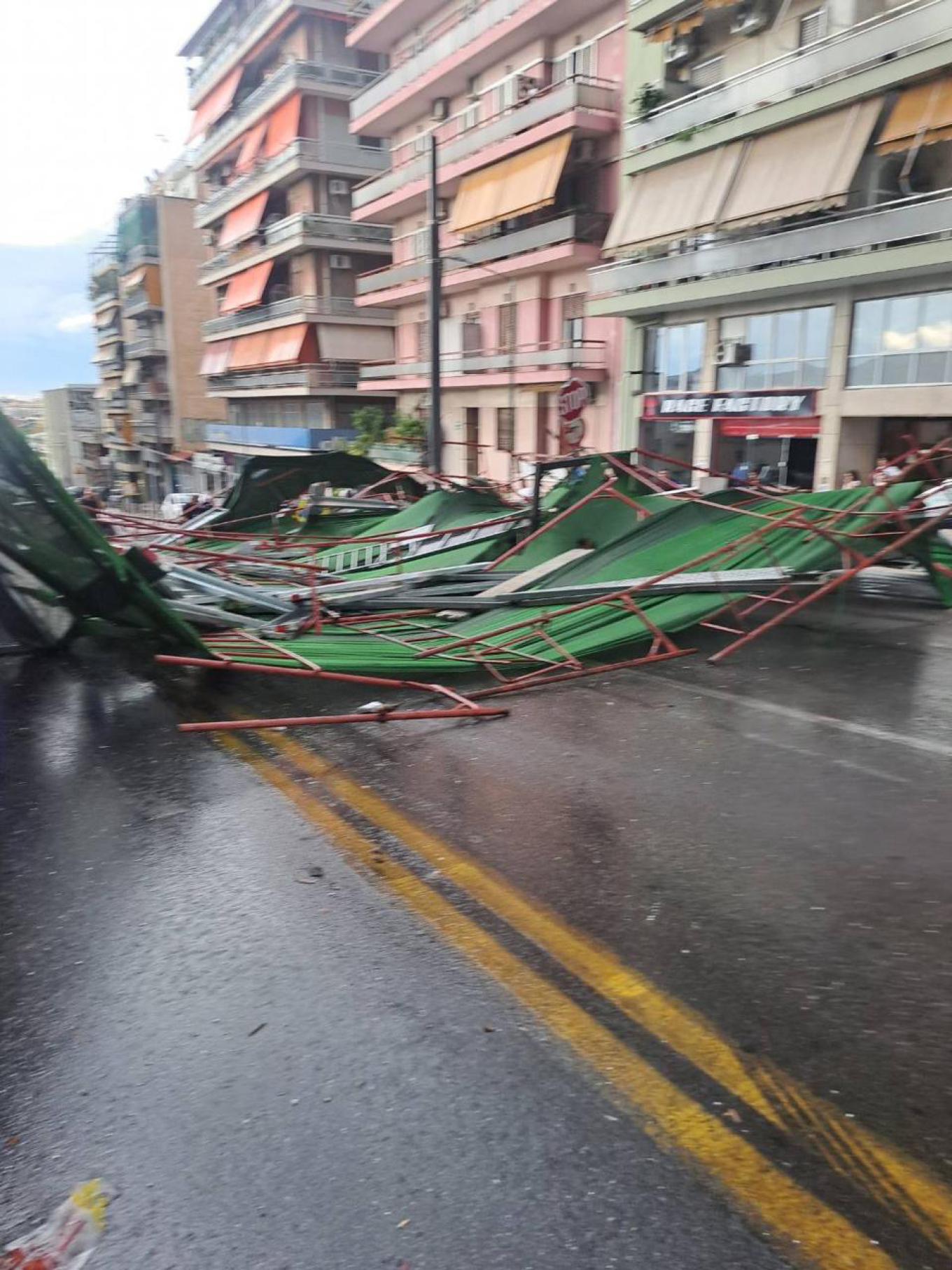 Πειραιάς: Κατέρρευσε σκαλωσιά πολυκατοικίας από την κακοκαιρία