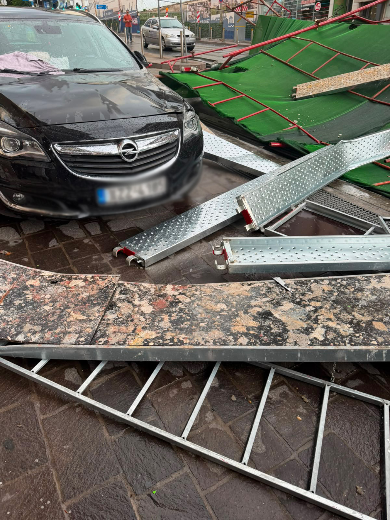 Πειραιάς: Κατέρρευσε σκαλωσιά πολυκατοικίας από την κακοκαιρία