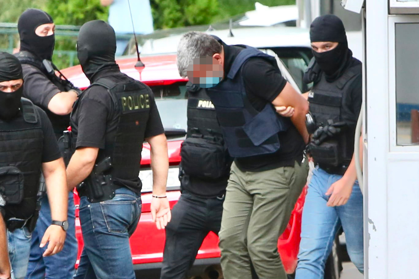 Στα δικαστήρια της πρώην σχολής Ευελπίδων οδηγήθηκαν το απόγευμα οι δύο 42χρονοι συλληφθέντες για τον φονικό εμπρησμό της Marfin το 2010.  Με συνοδεία πάνοπλων αστυνομικών, οι δύο συλληφθέντες αναχώρησαν λίγο μετά τις 17:00, από τη Γενική Αστυνομική Διεύθυνση Αττικής (ΓΑΔΑ) με προορισμό τα δικαστήρια της Ευελπίδων.   Ο ένας από τους δύο, είχε καλυμμένα τα χαρακτηριστικά του ενώ ο άλλος έδειξε να μην ενοχλείται από τα βλέμματα.  Η σύλληψή τους έγινε από τη Διεύθυνση Αντιμετώπισης Οργανωμένου Εγκλήματος (ΔΑΟΕ