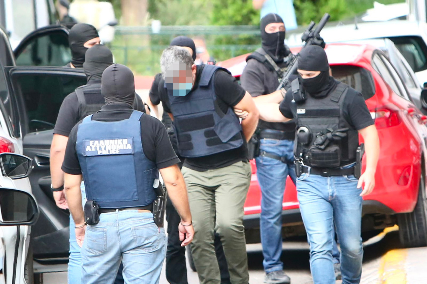 Στα δικαστήρια της πρώην σχολής Ευελπίδων οδηγήθηκαν το απόγευμα οι δύο 42χρονοι συλληφθέντες για τον φονικό εμπρησμό της Marfin το 2010.  Με συνοδεία πάνοπλων αστυνομικών, οι δύο συλληφθέντες αναχώρησαν λίγο μετά τις 17:00, από τη Γενική Αστυνομική Διεύθυνση Αττικής (ΓΑΔΑ) με προορισμό τα δικαστήρια της Ευελπίδων.   Ο ένας από τους δύο, είχε καλυμμένα τα χαρακτηριστικά του ενώ ο άλλος έδειξε να μην ενοχλείται από τα βλέμματα.  Η σύλληψή τους έγινε από τη Διεύθυνση Αντιμετώπισης Οργανωμένου Εγκλήματος (ΔΑΟΕ