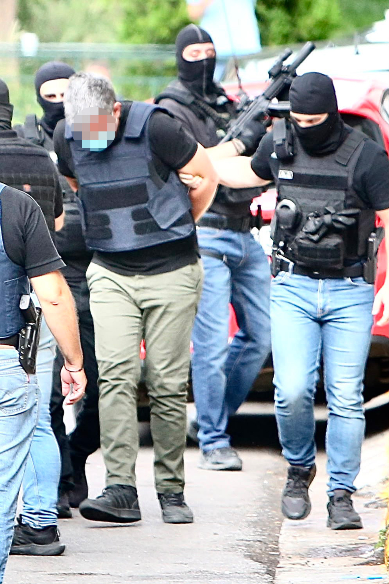 Στα δικαστήρια της πρώην σχολής Ευελπίδων οδηγήθηκαν το απόγευμα οι δύο 42χρονοι συλληφθέντες για τον φονικό εμπρησμό της Marfin το 2010.  Με συνοδεία πάνοπλων αστυνομικών, οι δύο συλληφθέντες αναχώρησαν λίγο μετά τις 17:00, από τη Γενική Αστυνομική Διεύθυνση Αττικής (ΓΑΔΑ) με προορισμό τα δικαστήρια της Ευελπίδων.   Ο ένας από τους δύο, είχε καλυμμένα τα χαρακτηριστικά του ενώ ο άλλος έδειξε να μην ενοχλείται από τα βλέμματα.  Η σύλληψή τους έγινε από τη Διεύθυνση Αντιμετώπισης Οργανωμένου Εγκλήματος (ΔΑΟΕ