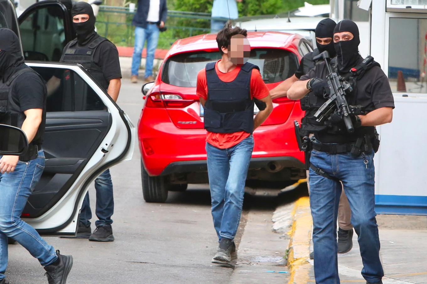 Στα δικαστήρια της πρώην σχολής Ευελπίδων οδηγήθηκαν το απόγευμα οι δύο 42χρονοι συλληφθέντες για τον φονικό εμπρησμό της Marfin το 2010.  Με συνοδεία πάνοπλων αστυνομικών, οι δύο συλληφθέντες αναχώρησαν λίγο μετά τις 17:00, από τη Γενική Αστυνομική Διεύθυνση Αττικής (ΓΑΔΑ) με προορισμό τα δικαστήρια της Ευελπίδων.   Ο ένας από τους δύο, είχε καλυμμένα τα χαρακτηριστικά του ενώ ο άλλος έδειξε να μην ενοχλείται από τα βλέμματα.  Η σύλληψή τους έγινε από τη Διεύθυνση Αντιμετώπισης Οργανωμένου Εγκλήματος (ΔΑΟΕ