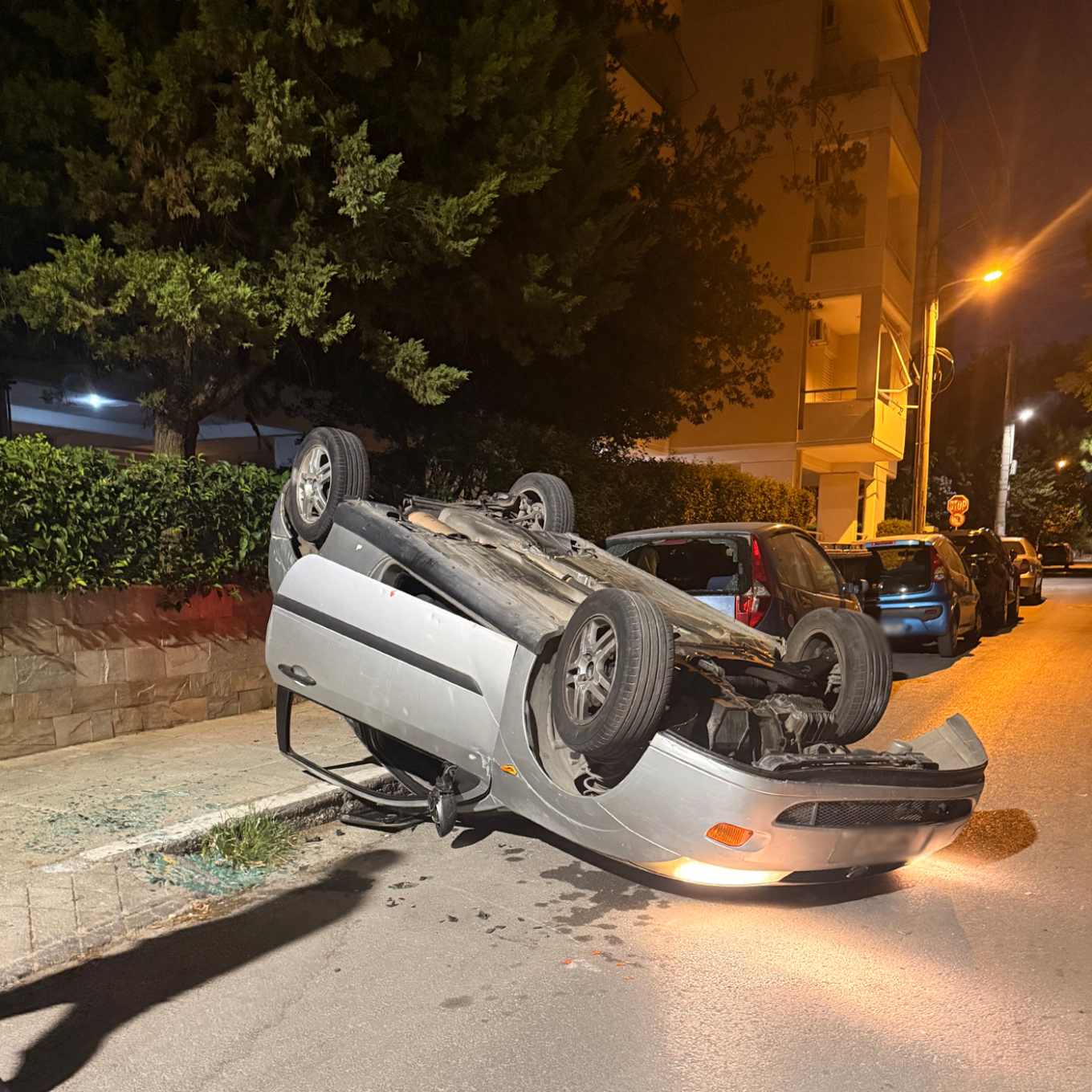 Χαλάνδρι: Αυτοκίνητο προσέκρουσε σε σταθμευμένο όχημα και ανατράπηκε