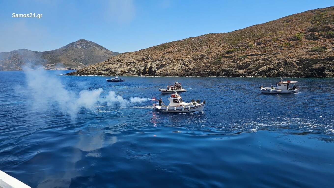 Με κόρνες πλοίων και καπνογόνα αποχαιρέτησαν τον δήμαρχο Φούρνων Κορσεών