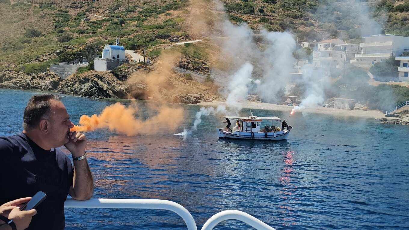 Με κόρνες πλοίων και καπνογόνα αποχαιρέτησαν τον δήμαρχο Φούρνων Κορσεών
