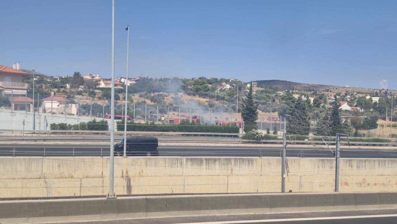 Φωτιά στον Γέρακα δίπλα στην Αττική Οδό