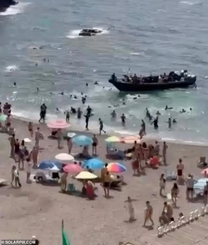 Ισπανία: Τουλάχιστον 60 μετανάστες αποβιβάστηκαν αιφνιδιαστικά σε παραλία με εκατοντάδες λουόμενους