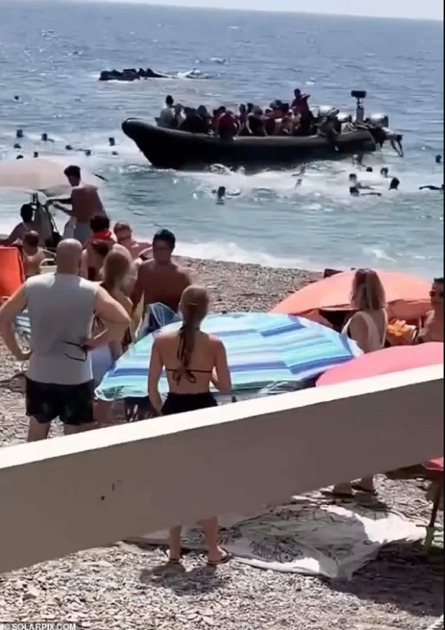 Ισπανία: Τουλάχιστον 60 μετανάστες αποβιβάστηκαν αιφνιδιαστικά σε παραλία με εκατοντάδες λουόμενους
