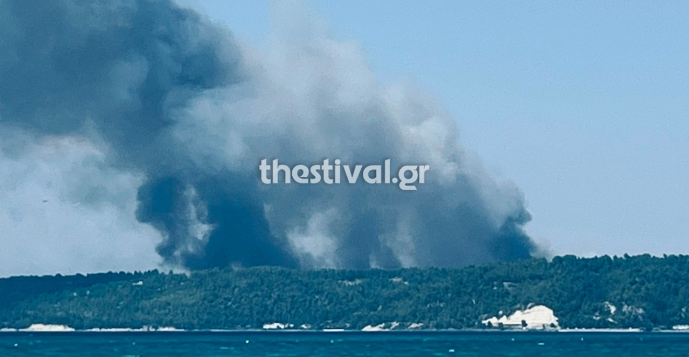 Μεγάλη φωτιά μαίνεται στην Κασσάνδρα Χαλκιδικής