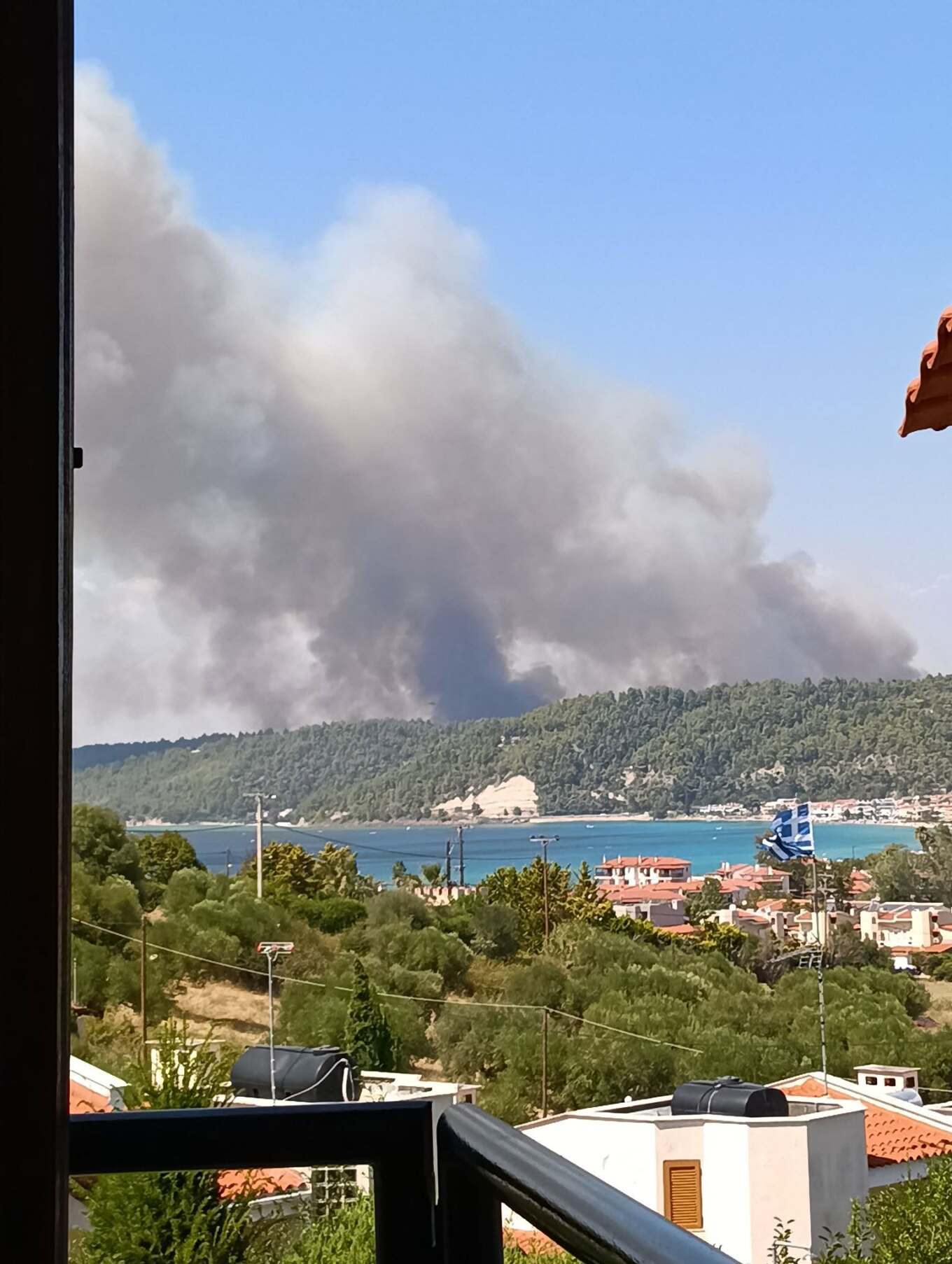 <iframe width="1337" height="752" src="https://www.youtube.com/embed/RT2JfpXjW7I" title="Χαλκιδική: Επεκτείνεται η φωτιά στη Σίβηρη, το 112 ζητά απομάκρυνση των κατοίκων" frameborder="0" allow="accelerometer; autoplay; clipboard-write; encrypted-media; gyroscope; picture-in-picture; web-share" referrerpolicy="strict-origin-when-cross-origin" allowfullscreen></iframe>