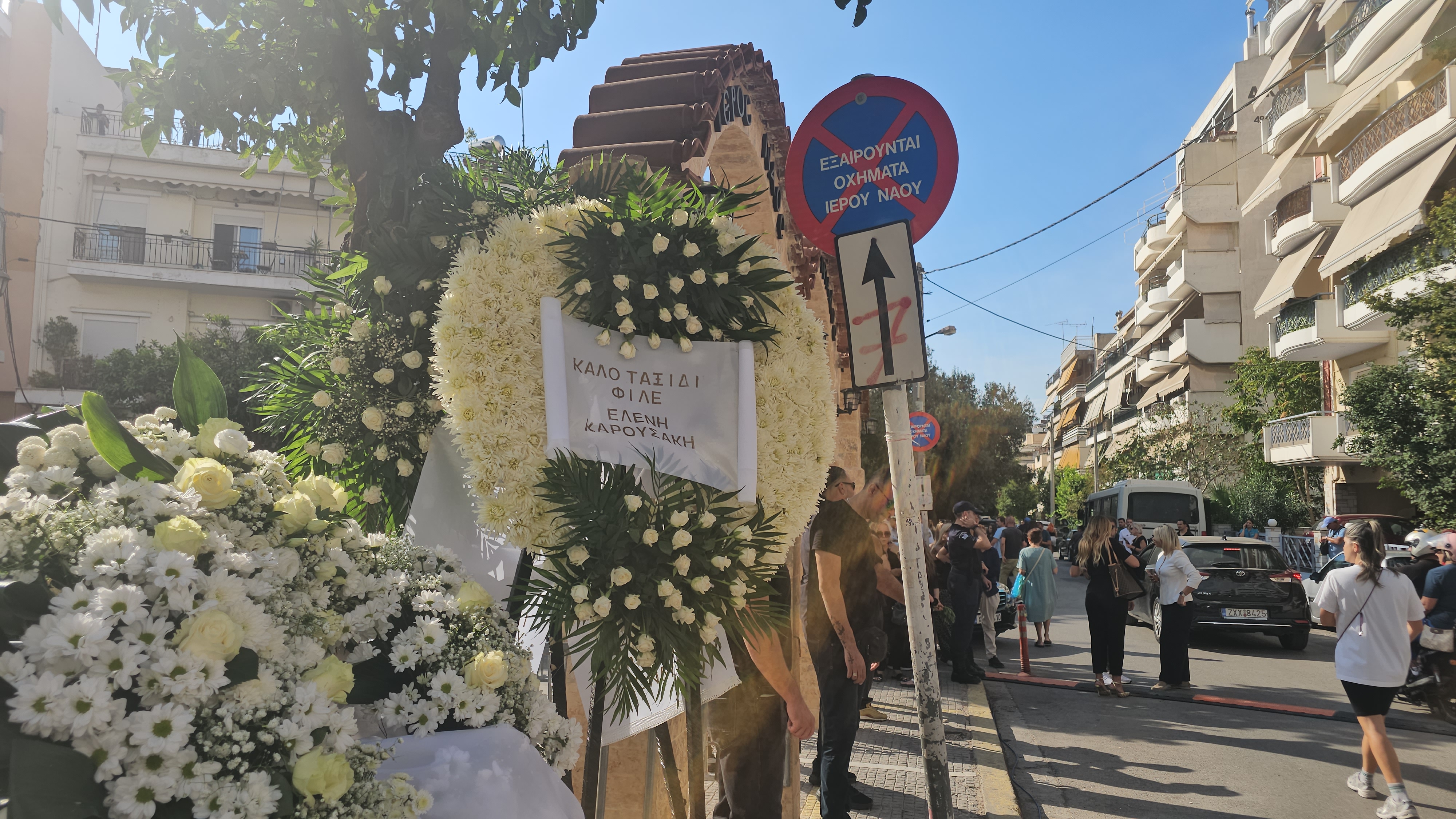 «Ραγίζουν καρδιές» στο «τελευταίο αντίο» στον Γιώργο Μαζωνάκη – Χιλιάδες αποχαιρετούν τον αγαπημένο τραγουδιστή 