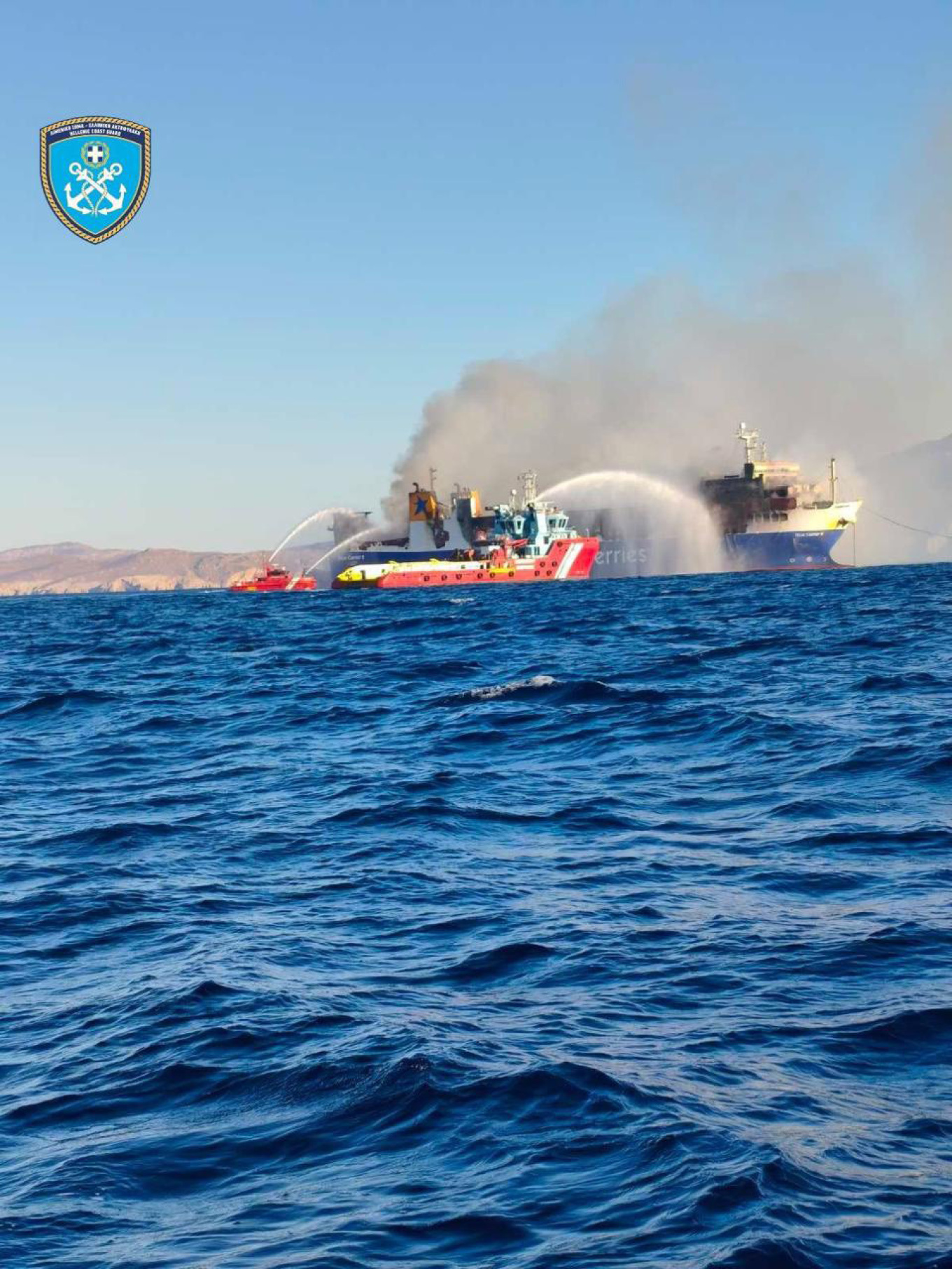 Μαίνεται η φωτιά στο πλοίο ανοιχτά της Μυκόνου