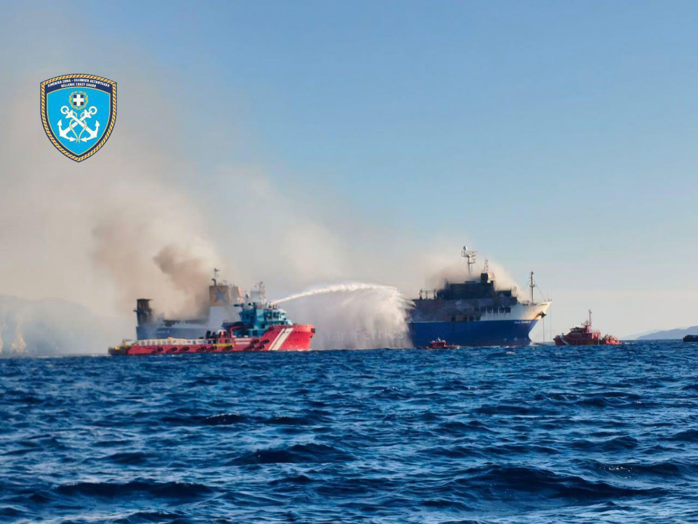 Μαίνεται η φωτιά στο πλοίο ανοιχτά της Μυκόνου