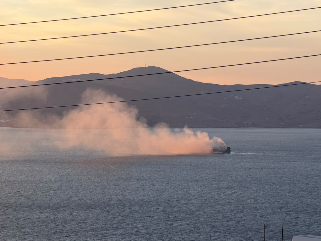 Μαίνεται η φωτιά στο πλοίο ανοιχτά της Μυκόνου