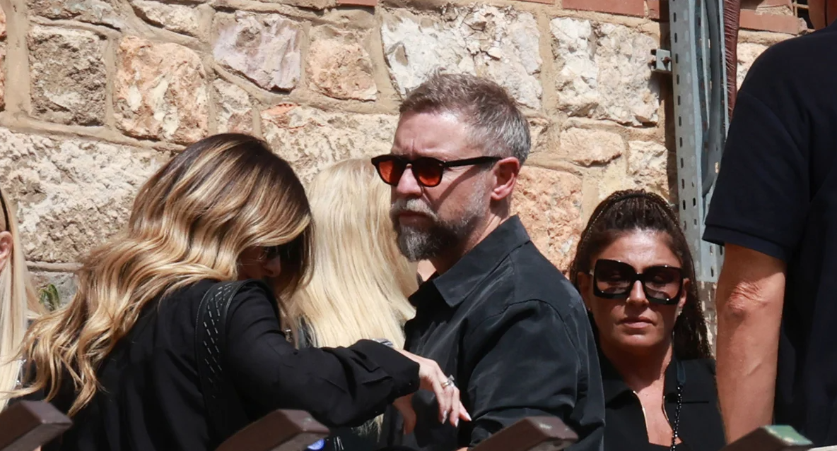«Ραγίζουν καρδιές» στο τελευταίο αντίο στον Γιώργο Μαζωνάκη
