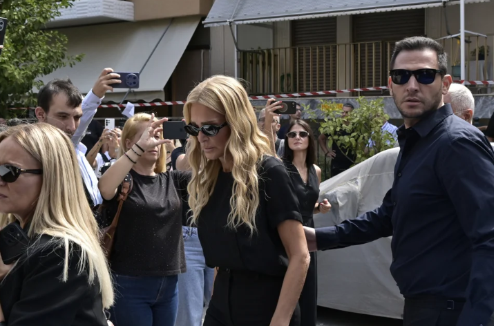 «Ραγίζουν καρδιές» στο τελευταίο αντίο στον Γιώργο Μαζωνάκη