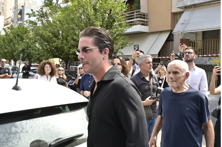 «Ραγίζουν καρδιές» στο τελευταίο αντίο στον Γιώργο Μαζωνάκη