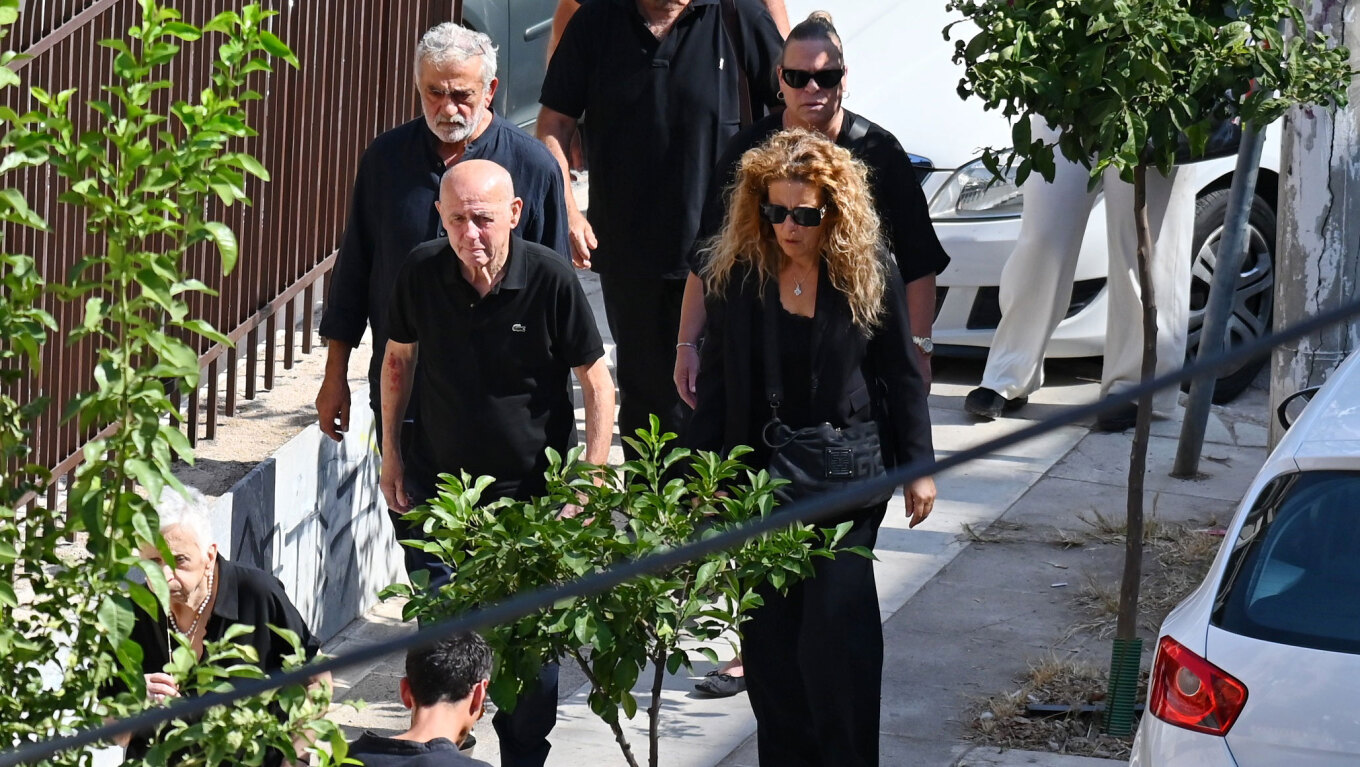 «Ραγίζουν καρδιές» στο «τελευταίο αντίο» στον Γιώργο Μαζωνάκη – Χιλιάδες αποχαιρετούν τον αγαπημένο τραγουδιστή 