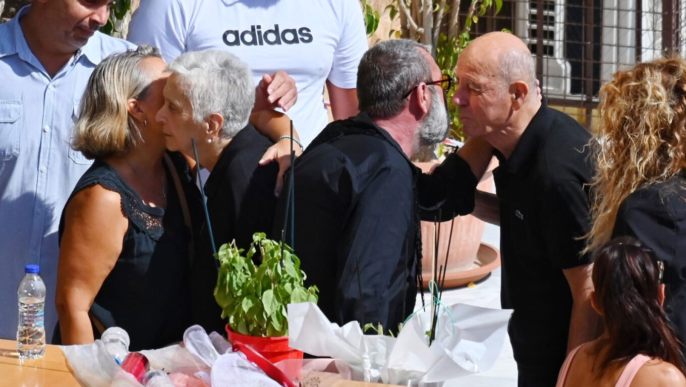 «Ραγίζουν καρδιές» στο «τελευταίο αντίο» στον Γιώργο Μαζωνάκη – Χιλιάδες αποχαιρετούν τον αγαπημένο τραγουδιστή 