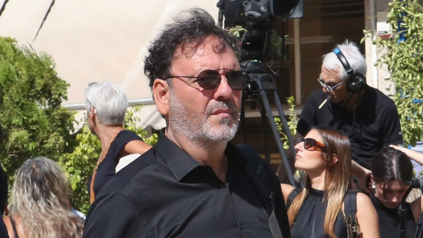 «Ραγίζουν καρδιές» στο «τελευταίο αντίο» στον Γιώργο Μαζωνάκη – Χιλιάδες αποχαιρετούν τον αγαπημένο τραγουδιστή 