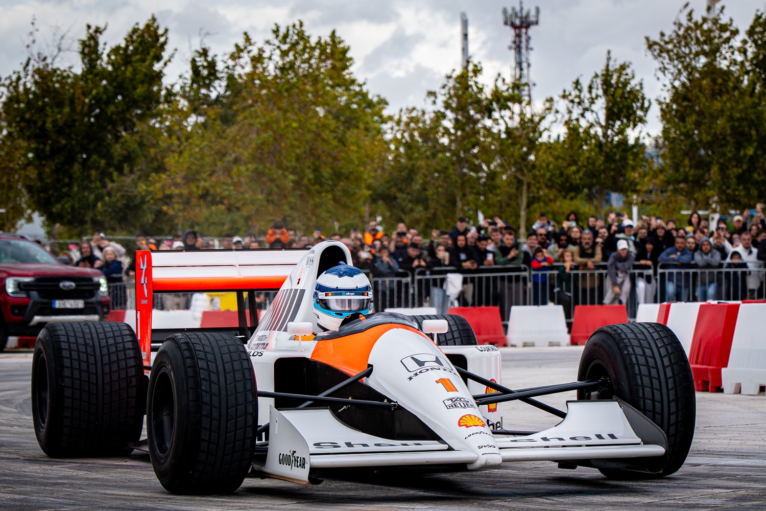 Τα πιο δυνατά καρέ του showrun με τη McLaren MCL60 και τη McLaren MP4/6 του Ayrton Senna