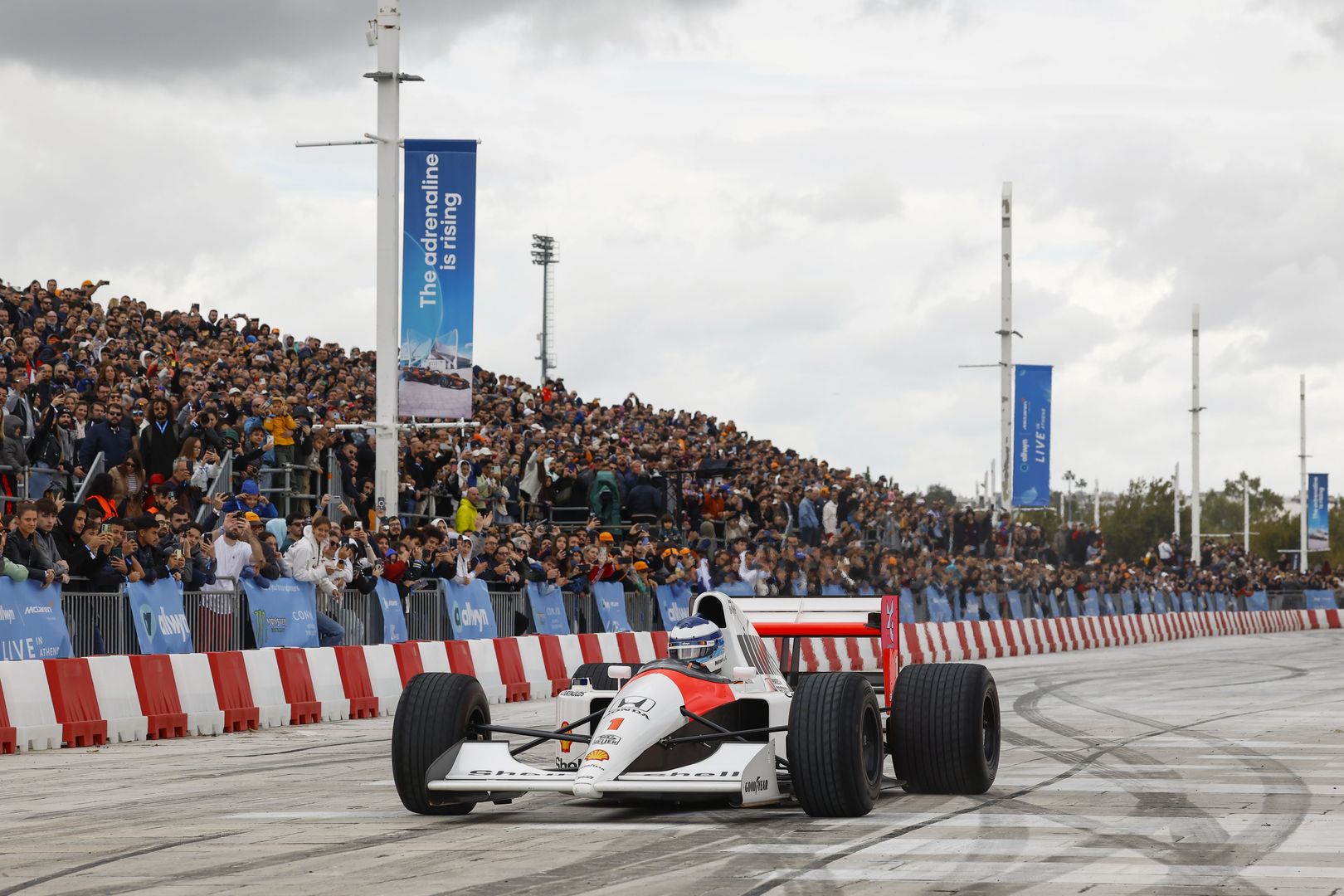 Στιγμιότυπα από το  "Allwyn x McLaren Racing: Live in Athens"