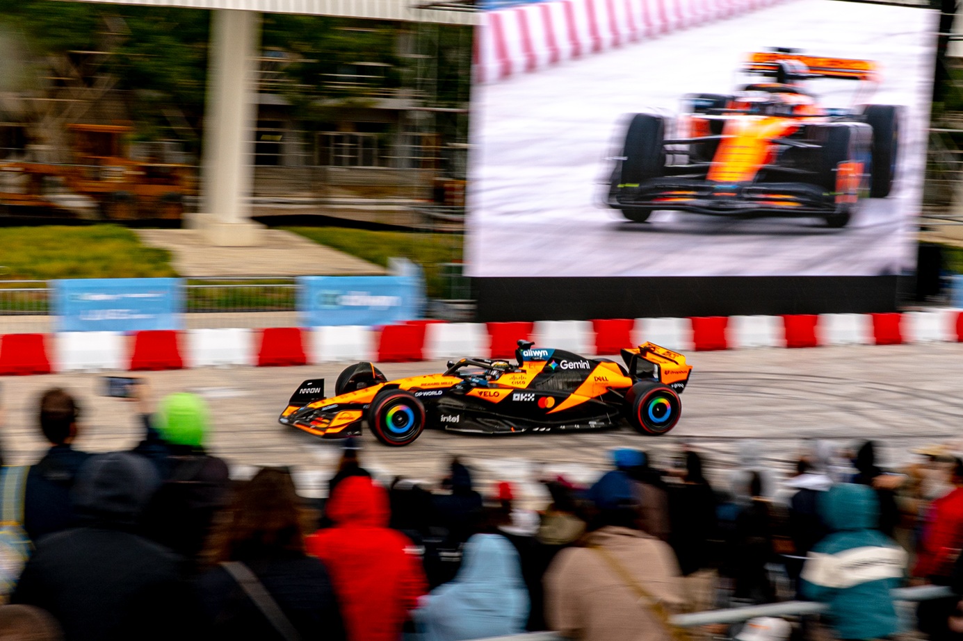 Τα πιο δυνατά καρέ του showrun με τη McLaren MCL60 και τη McLaren MP4/6 του Ayrton Senna