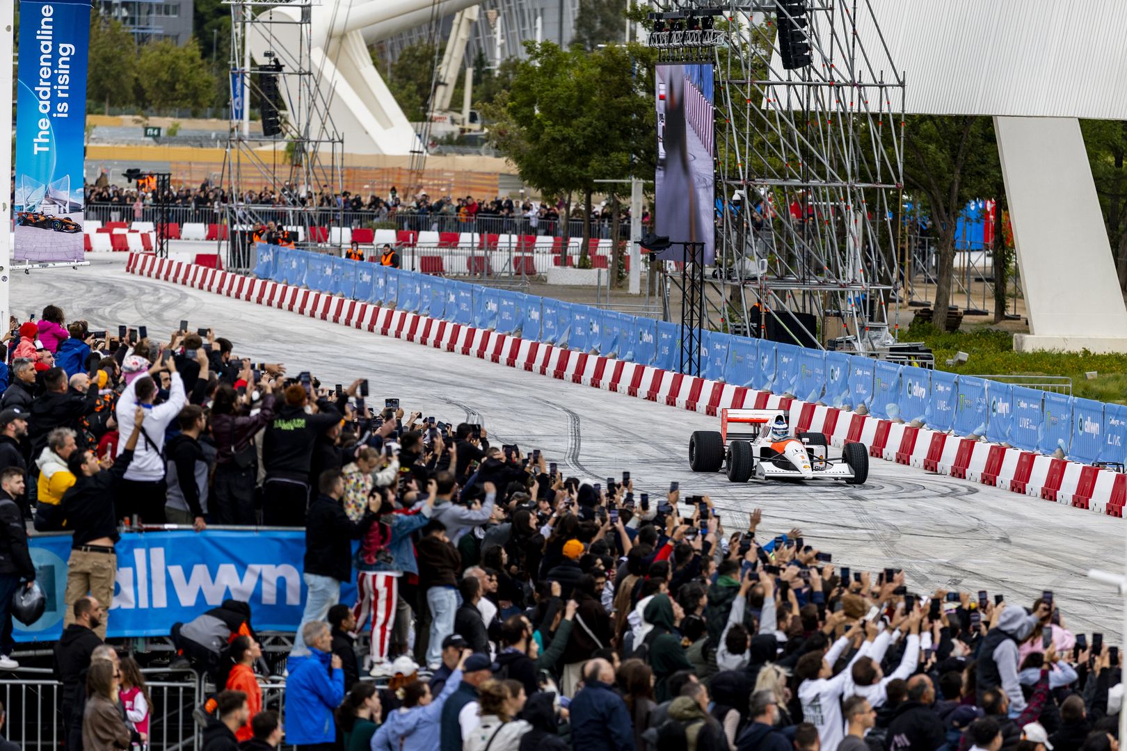 Στιγμιότυπα από το  "Allwyn x McLaren Racing: Live in Athens"