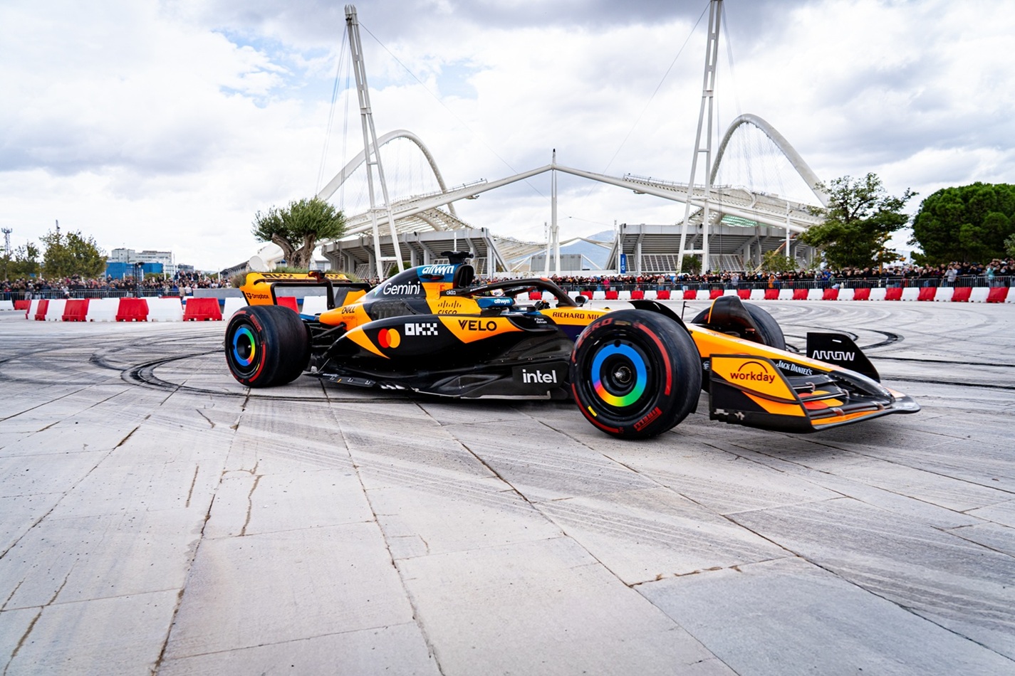 Τα πιο δυνατά καρέ του showrun με τη McLaren MCL60 και τη McLaren MP4/6 του Ayrton Senna