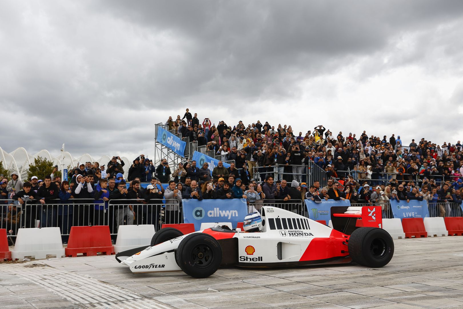 Τα πιο δυνατά καρέ του showrun με τη McLaren MCL60 και τη McLaren MP4/6 του Ayrton Senna