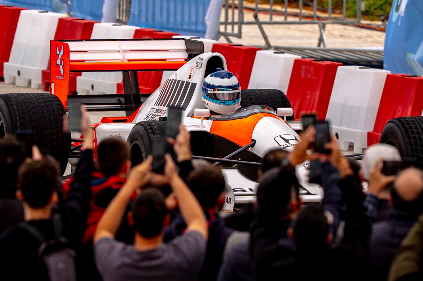 Τα πιο δυνατά καρέ του showrun με τη McLaren MCL60 και τη McLaren MP4/6 του Ayrton Senna