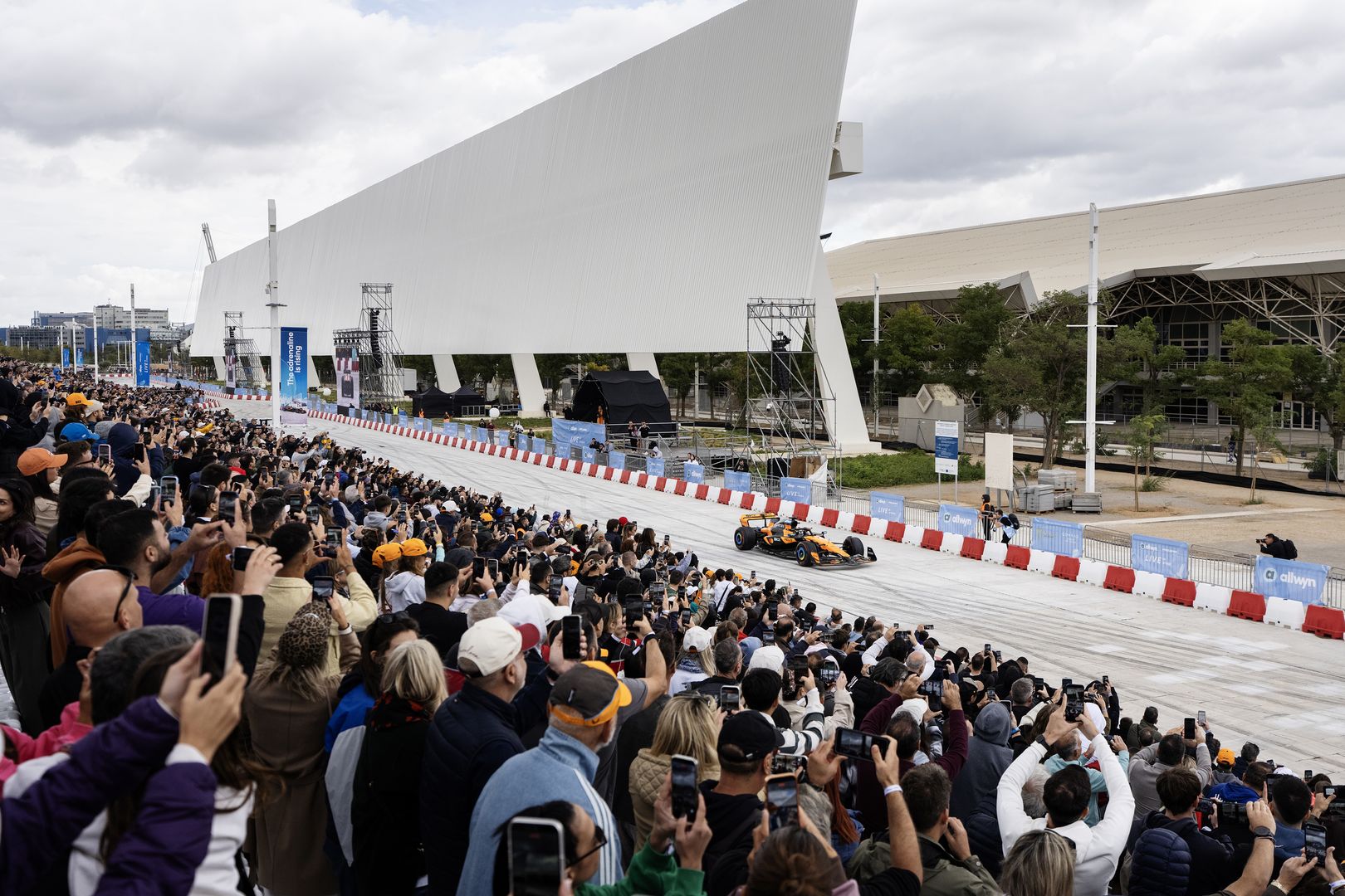 Στιγμιότυπα από το  "Allwyn x McLaren Racing: Live in Athens"