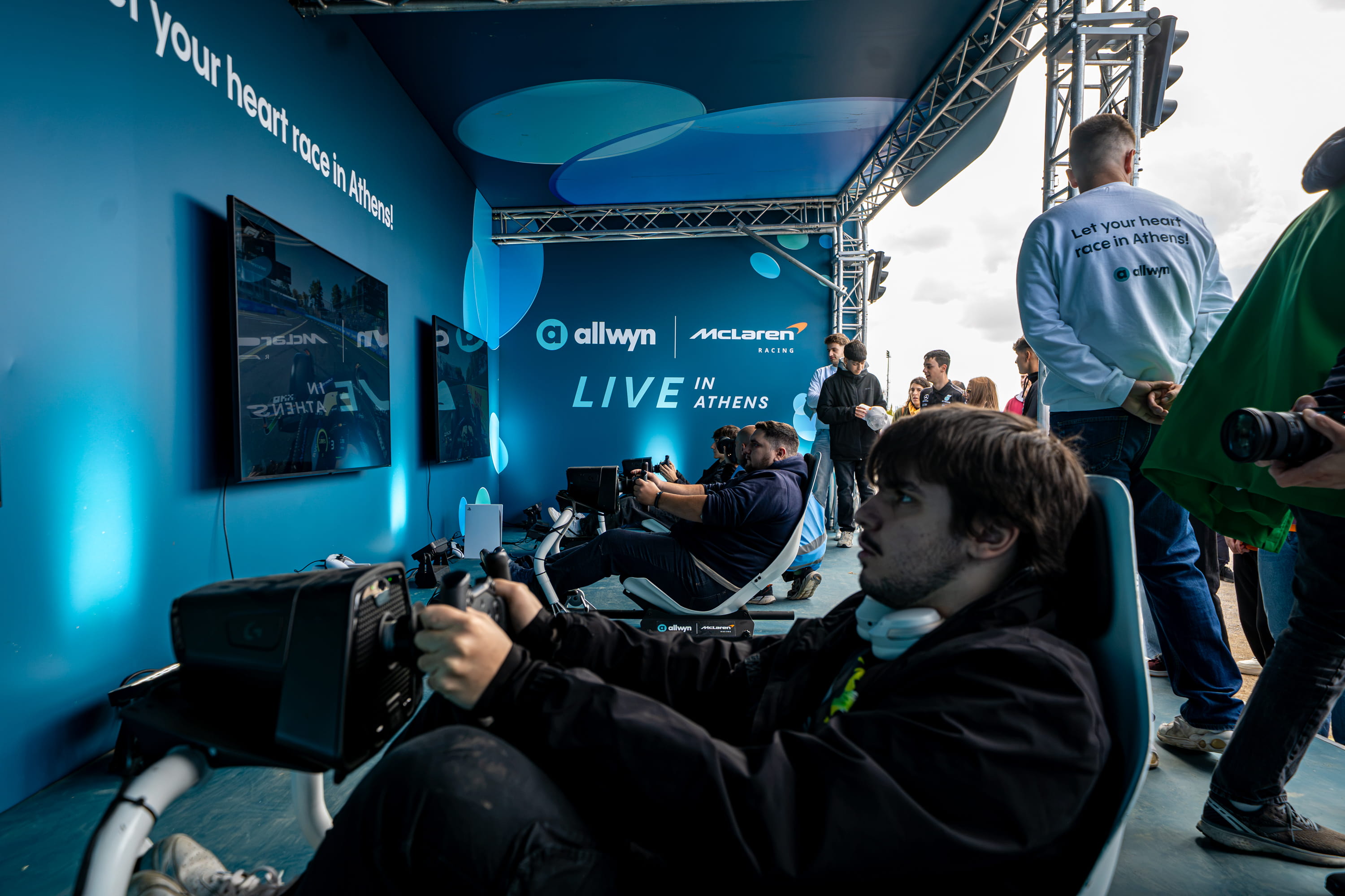  Ο κόσμος δοκιμάζει τα racing simulators