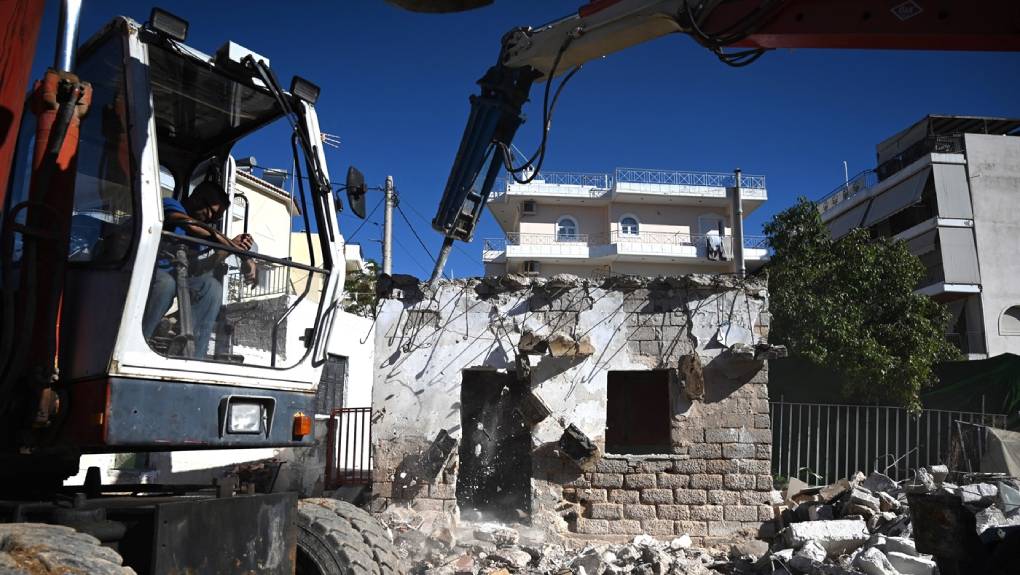 Kατεδάφιση αυθαιρέτων στο Ρέμα Πικροδάφνης 