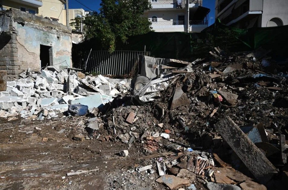 Kατεδάφιση αυθαιρέτων στο Ρέμα Πικροδάφνης 