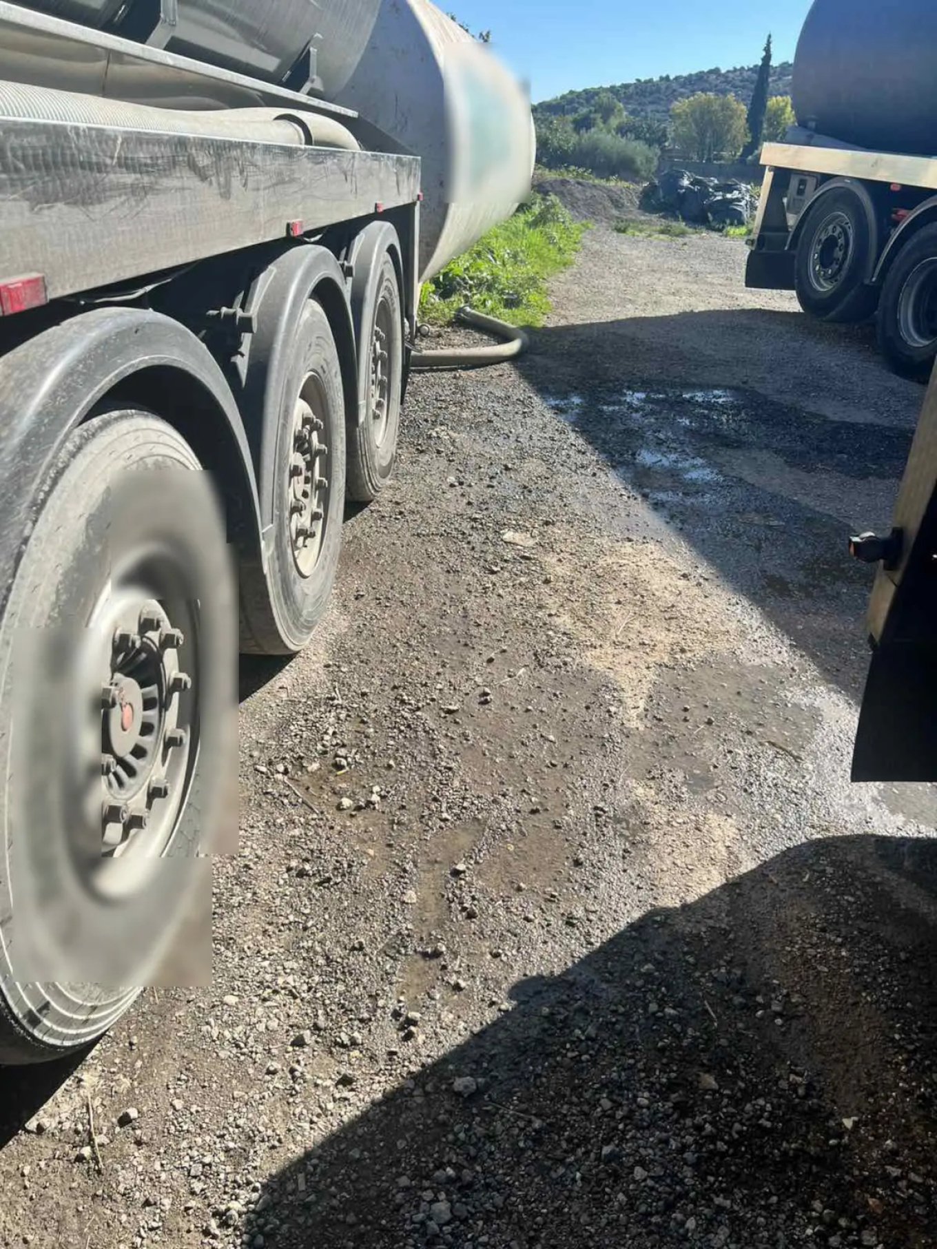 Σπάτα: Συνελήφθη οδηγός βυτιοφόρου που άδειαζε λύματα σε οικόπεδο