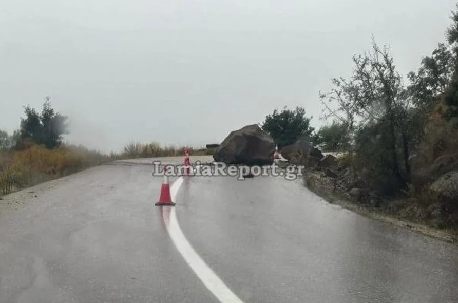 Φθιώτιδα: Τεράστιοι βράχοι έπεσαν σε επαρχιακό δρόμο μετά τις έντονες βροχοπτώσεις (Photos)