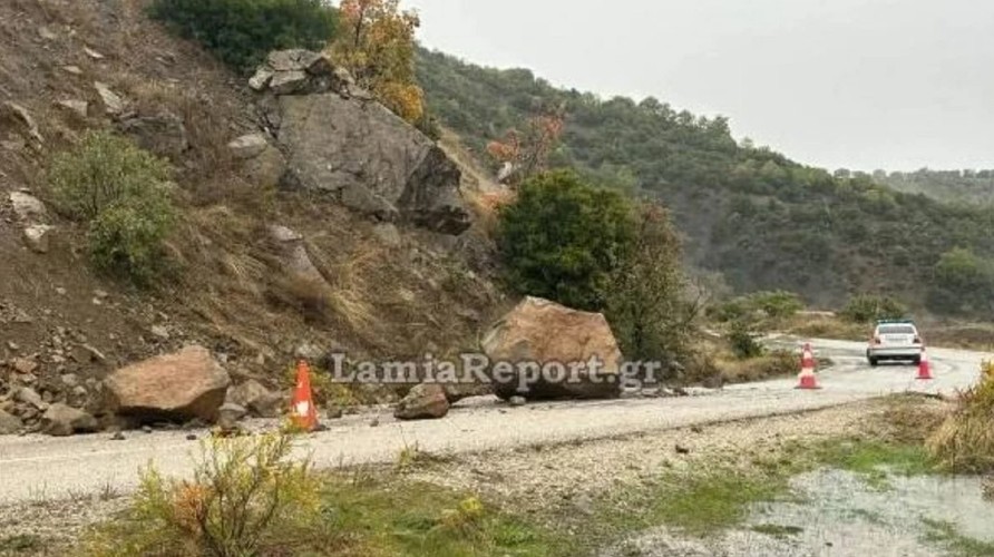 Φθιώτιδα: Τεράστιοι βράχοι έπεσαν σε επαρχιακό δρόμο μετά τις έντονες βροχοπτώσεις (Photos)