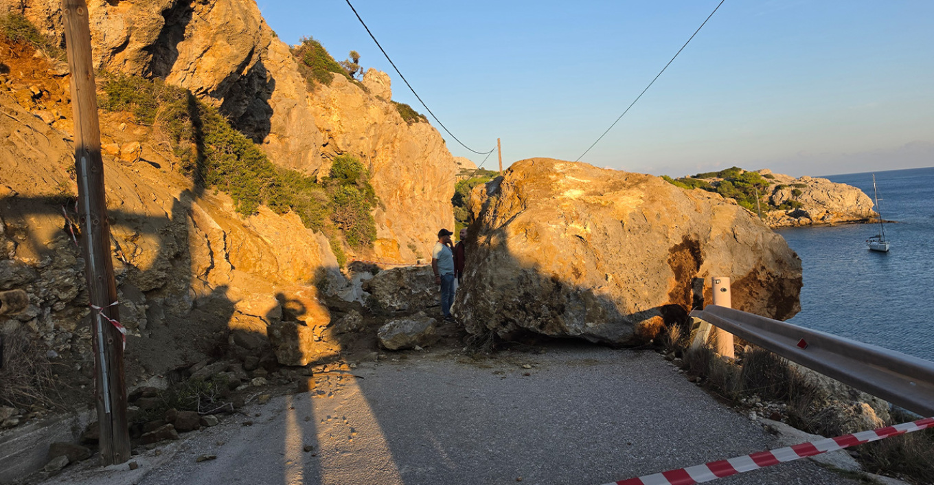 Ρόδος: Δεκάδες οχήματα αποκλεισμένα στην παραλία «Άντονι Κουίν» μετά την πτώση τεράστιου βράχου 