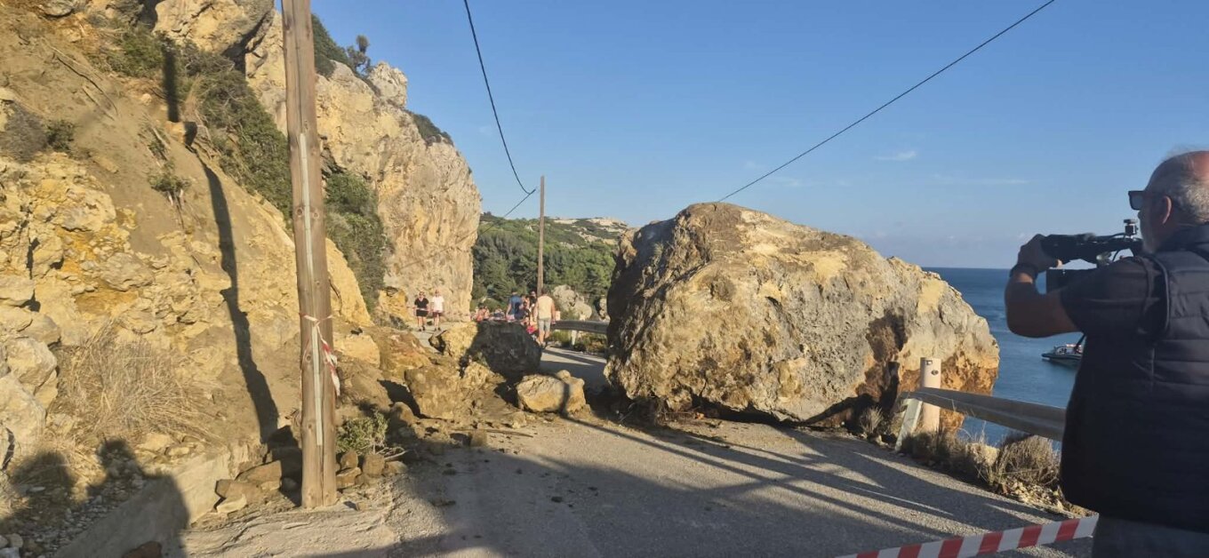 Ρόδος: Δεκάδες οχήματα αποκλεισμένα στην παραλία «Άντονι Κουίν» μετά την πτώση τεράστιου βράχου 