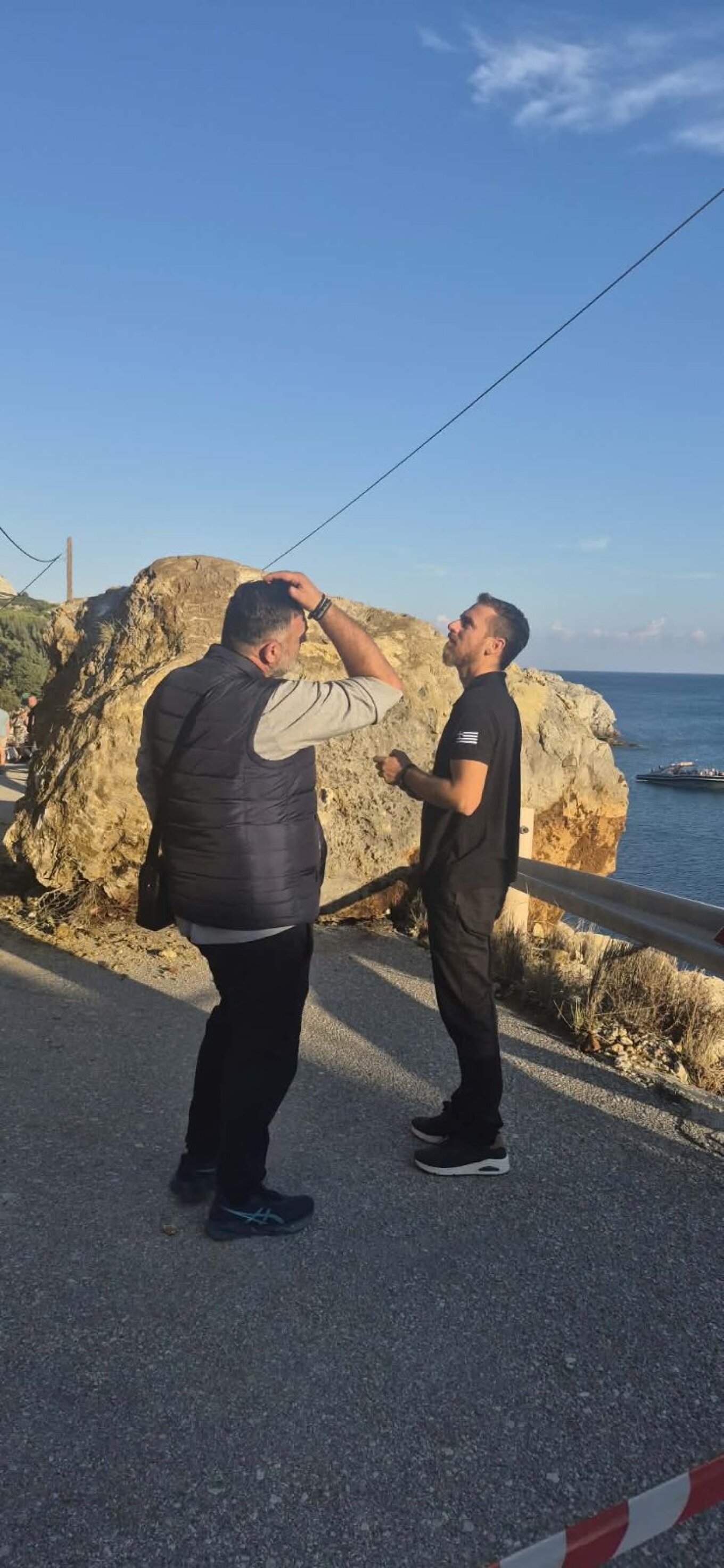 Ρόδος: Δεκάδες οχήματα αποκλεισμένα στην παραλία «Άντονι Κουίν» μετά την πτώση τεράστιου βράχου 