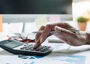 Σημαντική ανάσα για τις επιχειρήσεις - Στο 22% ο φόρος, στο 80% η προκαταβολή (παραδείγματα)
